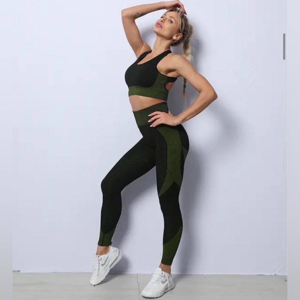 Seamless Workout Set - Picture 3 of 5